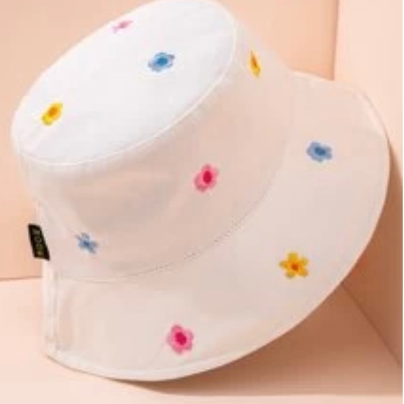 Accessories - Embroidered Flowers Canvas Bucket Hat in White